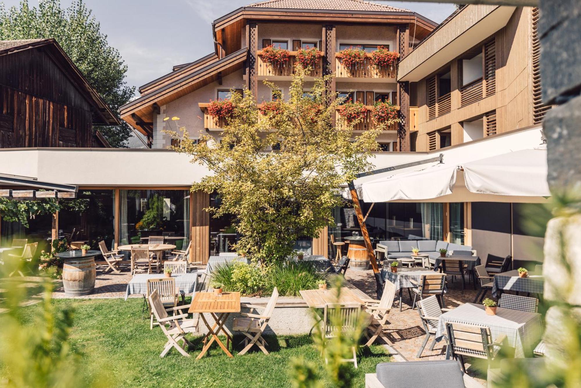 Hotel Restaurant Langgenhof Brunico Exterior photo